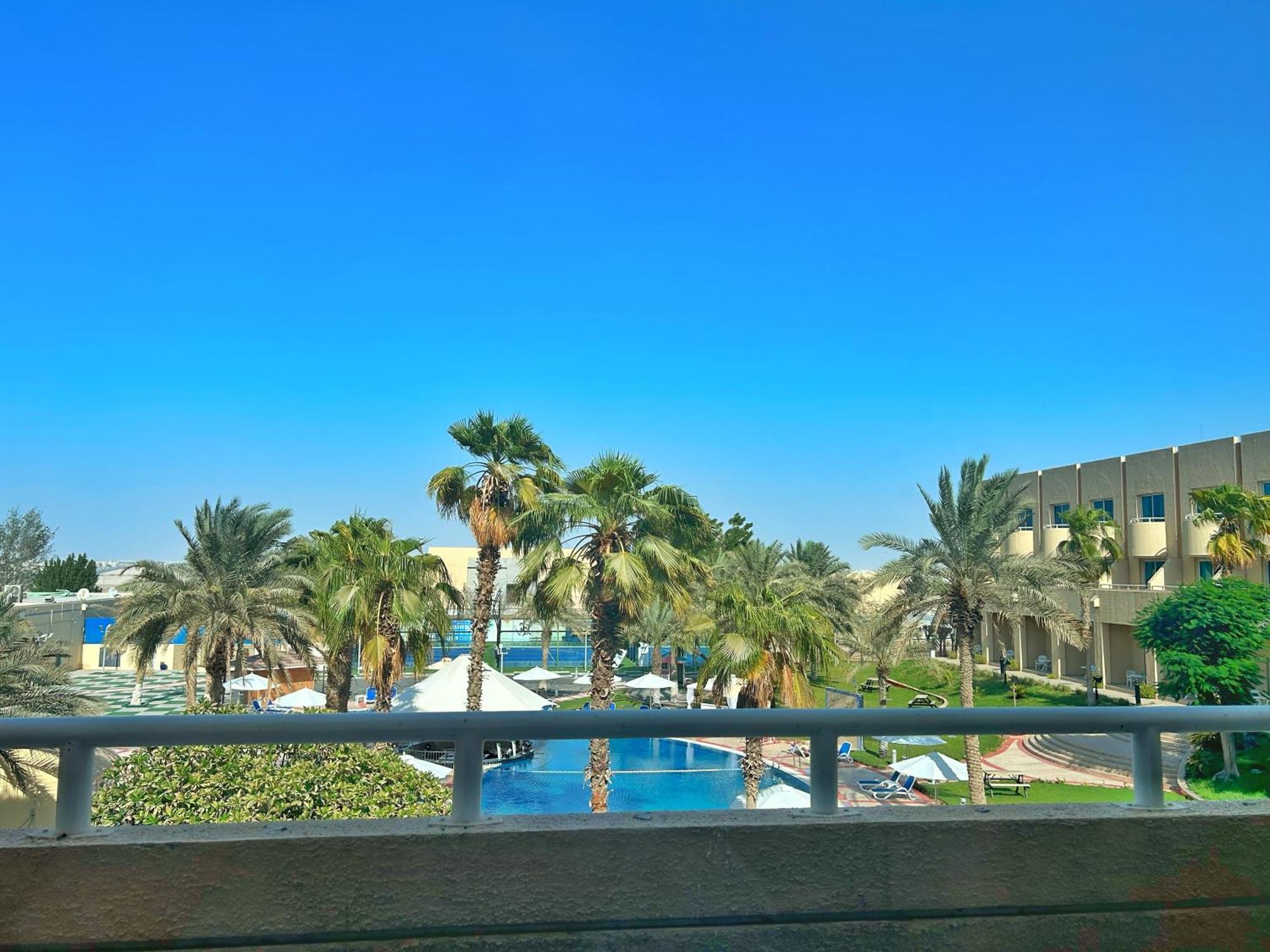 Metropolitan Al Mafraq Hotel Абу Даби Екстериор снимка